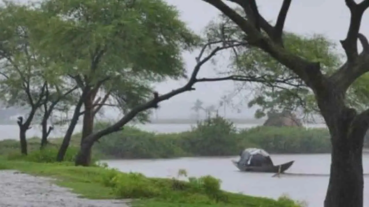 সারাদেশে বৃষ্টি বাড়ার আভাস, সক্রিয় হচ্ছে মৌসুমি বায়ু