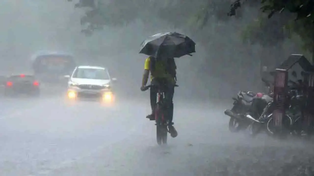 ঢাকায় বজ্রবৃষ্টির আভাস, ৮ অঞ্চলের নদীবন্দরে সতর্কতা