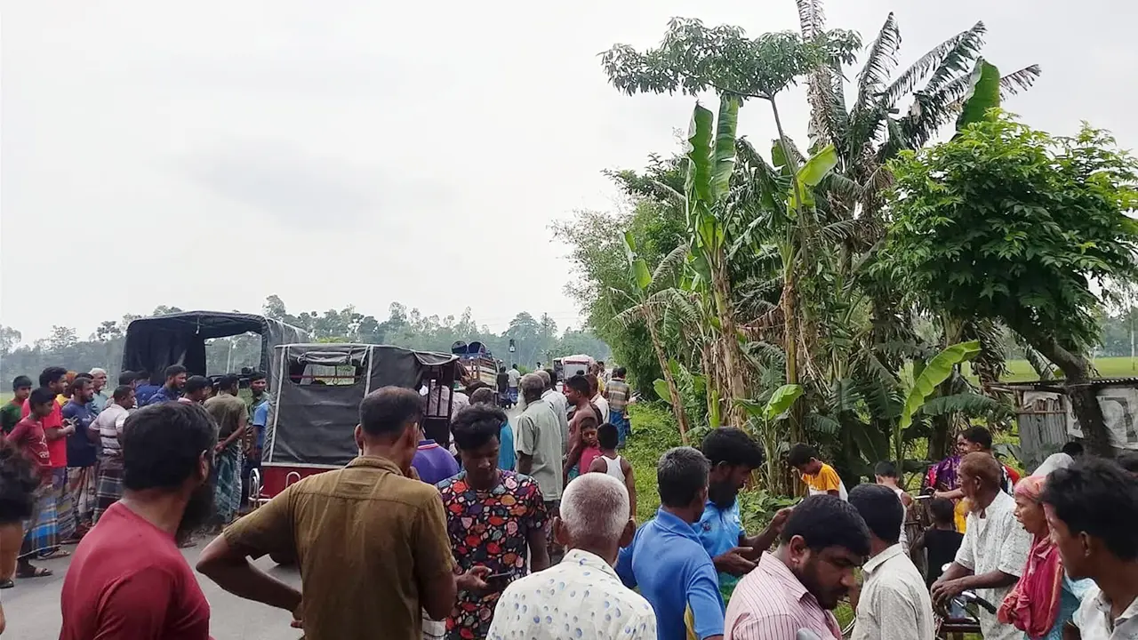 রাজারহাটে পিকআপের সঙ্গে মোটরসাইকেলের সংঘর্ষ, বাবা-ছেলে নিহত