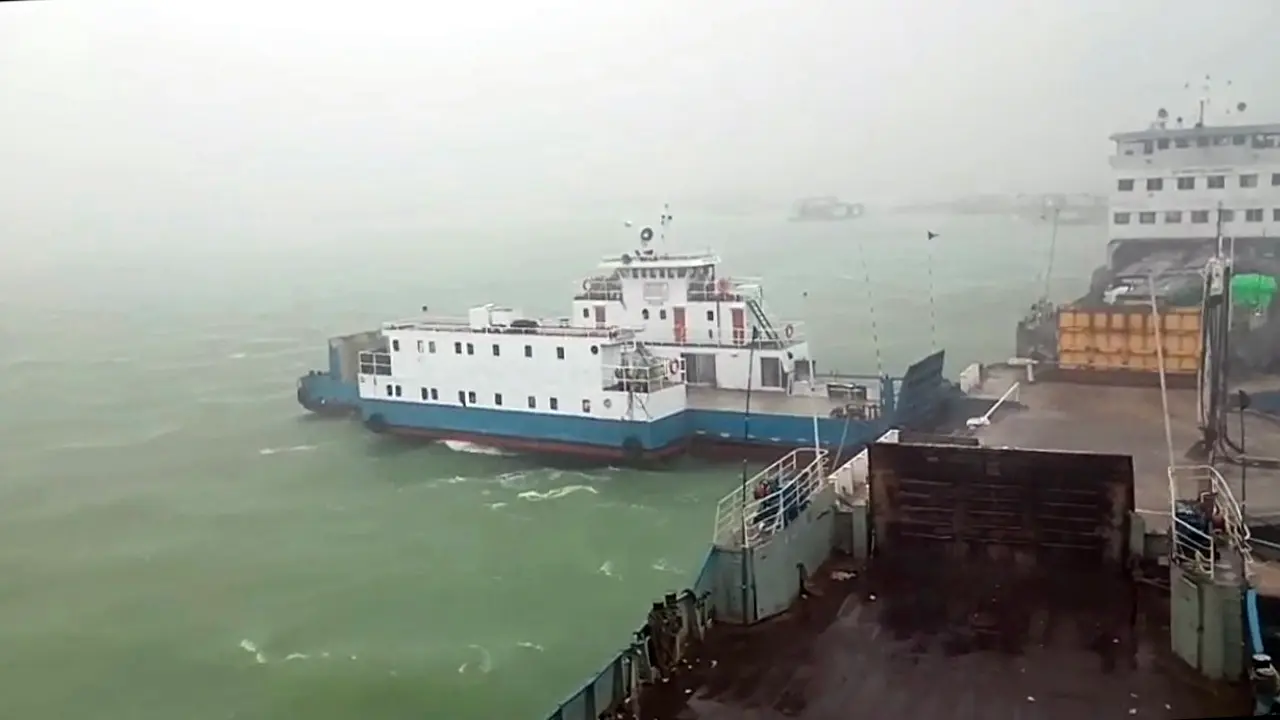 দৌলতদিয়া-পাটুরিয়া নৌরুটে ফেরি চলাচল বন্ধ