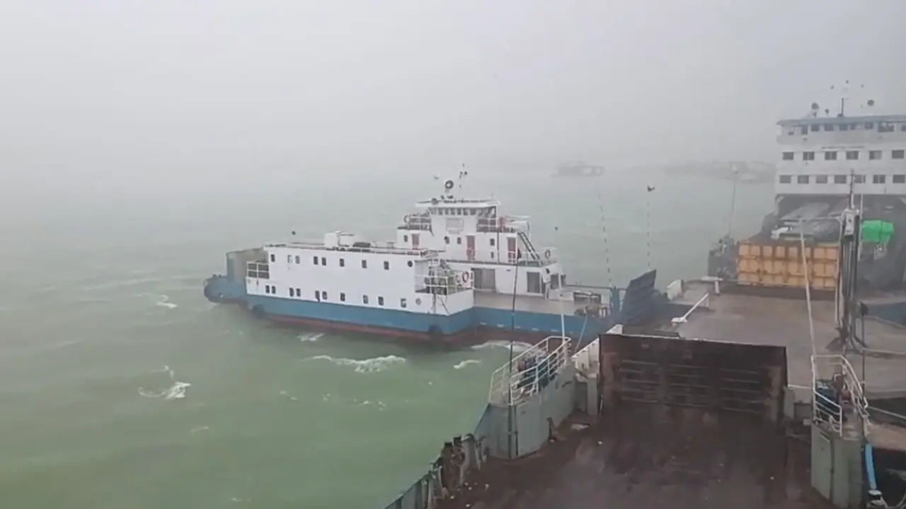 দৌলতদিয়া-পাটুরিয়া নৌরুটে ফেরি চলাচল বন্ধ