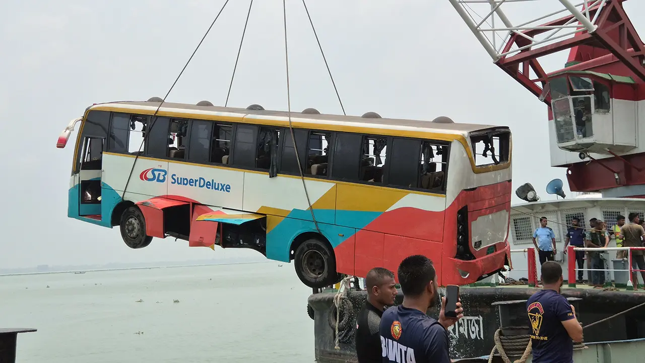 দৌলতদিয়ায় নদীতে পড়া বাসটির ছিল না ফিটনেস-রুট পারমিট