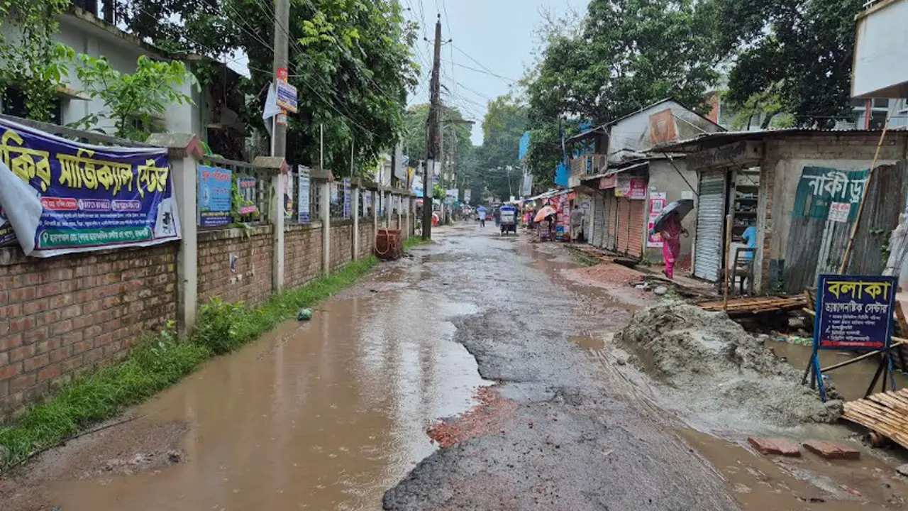 রাজবাড়ীতে খানাখন্দে ভরা হাসপাতাল সড়ক, সামান্য বৃষ্টিতেই জলাবদ্ধতা