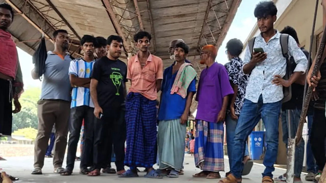 রেলসেতুর সঙ্গে ধাক্কা লেগে ট্রেনের ছাদে থাকা যুবকের মৃত্যু