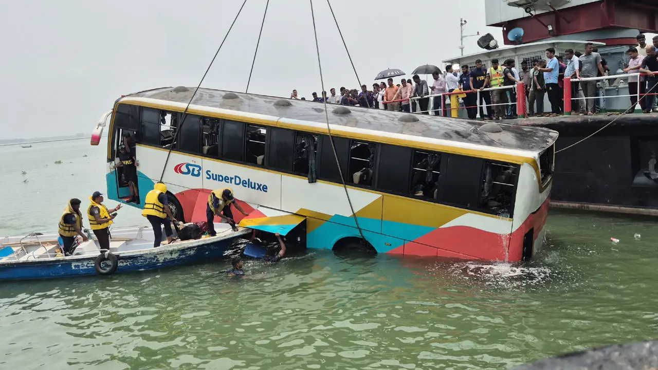 বাস নদীতে পড়ে যাওয়ার ঘটনায় মামলা, গ্রেপ্তারকৃতদের জামিন