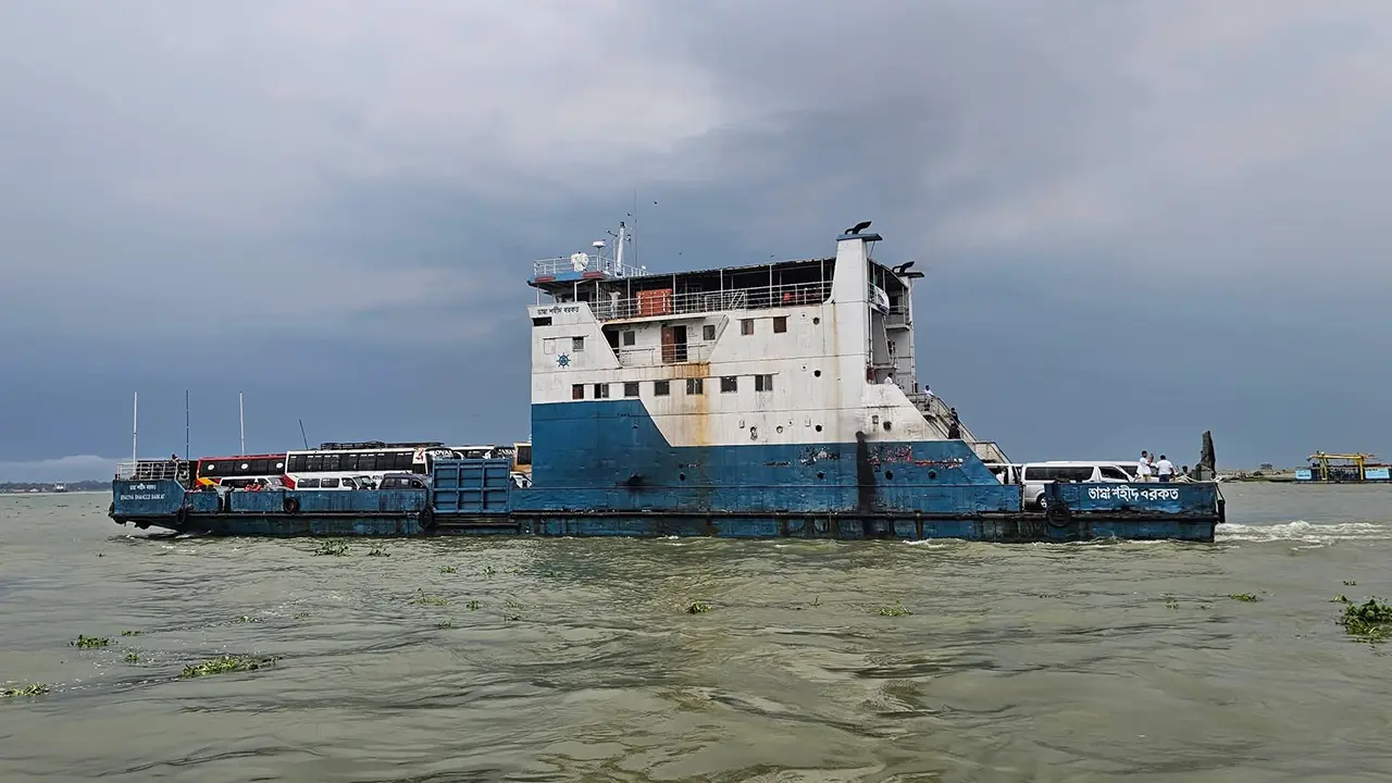 দৌলতদিয়া-পাটুরিয়া নৌরুটে ফেরি চলাচল শুরু