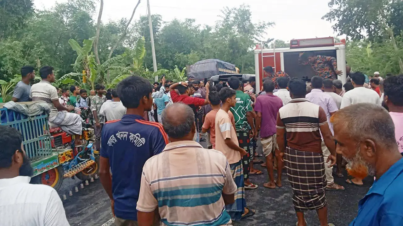 রাজশাহীতে মাহিন্দ্রা-ট্রাকের সংঘর্ষে ব্যাংক কর্মকর্তাসহ নিহত ২