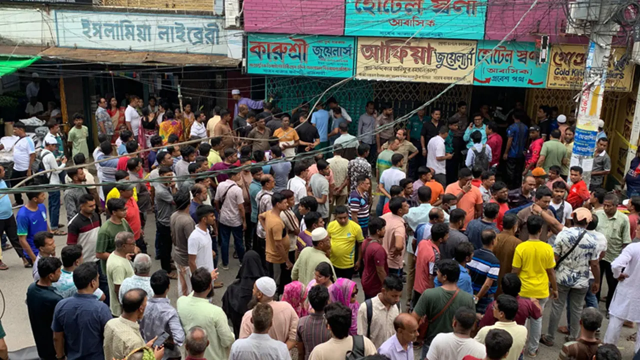 রাজশাহীতে দেয়াল কেটে জুয়েলার্সের দোকানে চুরি