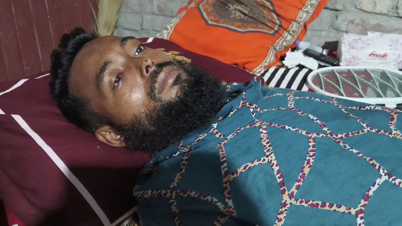 ট্রেনের ইঞ্জিনের ধাক্কায় ওয়েম্যান আহত, চিকিৎসা নিয়ে দুশ্চিন্তায় পরিবার