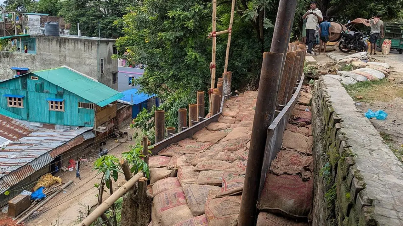 রাঙ্গামাটিতে বর্ষার আগেই ঝুঁকিপূর্ণ সড়কের সংস্কারকাজ শুরু, জনমনে স্বস্তি
