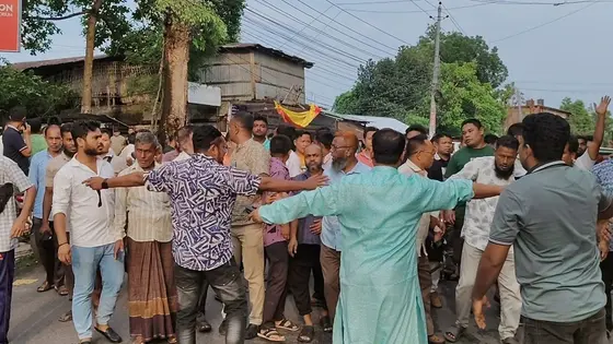 মন্ত্রীর পদত্যাগ প্রত্যাহারের দাবিতে রাঙামাটিতে বিক্ষোভ-সড়ক অবরোধ