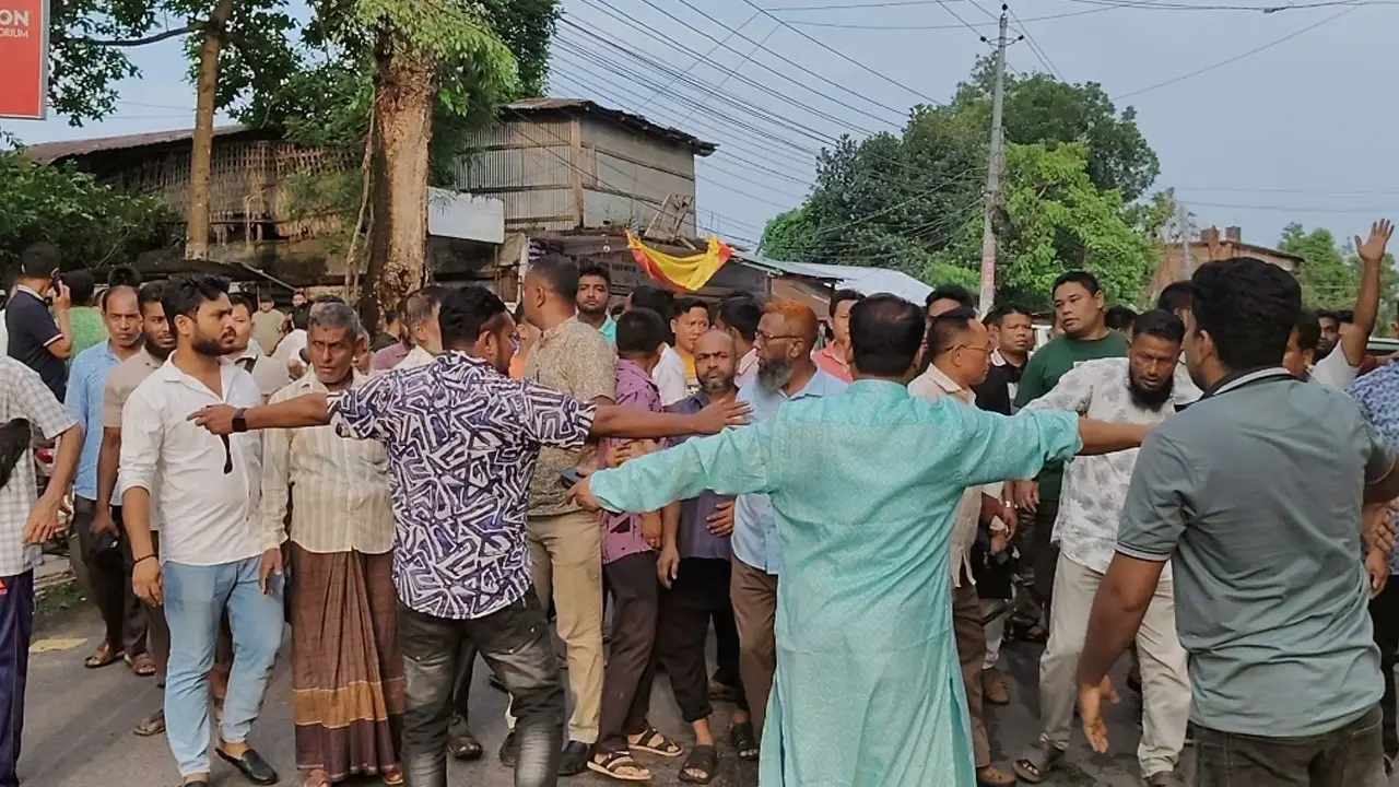 মন্ত্রীর পদত্যাগ প্রত্যাহারের দাবিতে রাঙামাটিতে বিক্ষোভ-সড়ক অবরোধ