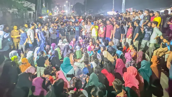 গ্রেপ্তার মেডিকেল শিক্ষার্থীর মুক্তির দাবিতে সড়ক অবরোধ করে বিক্ষোভ