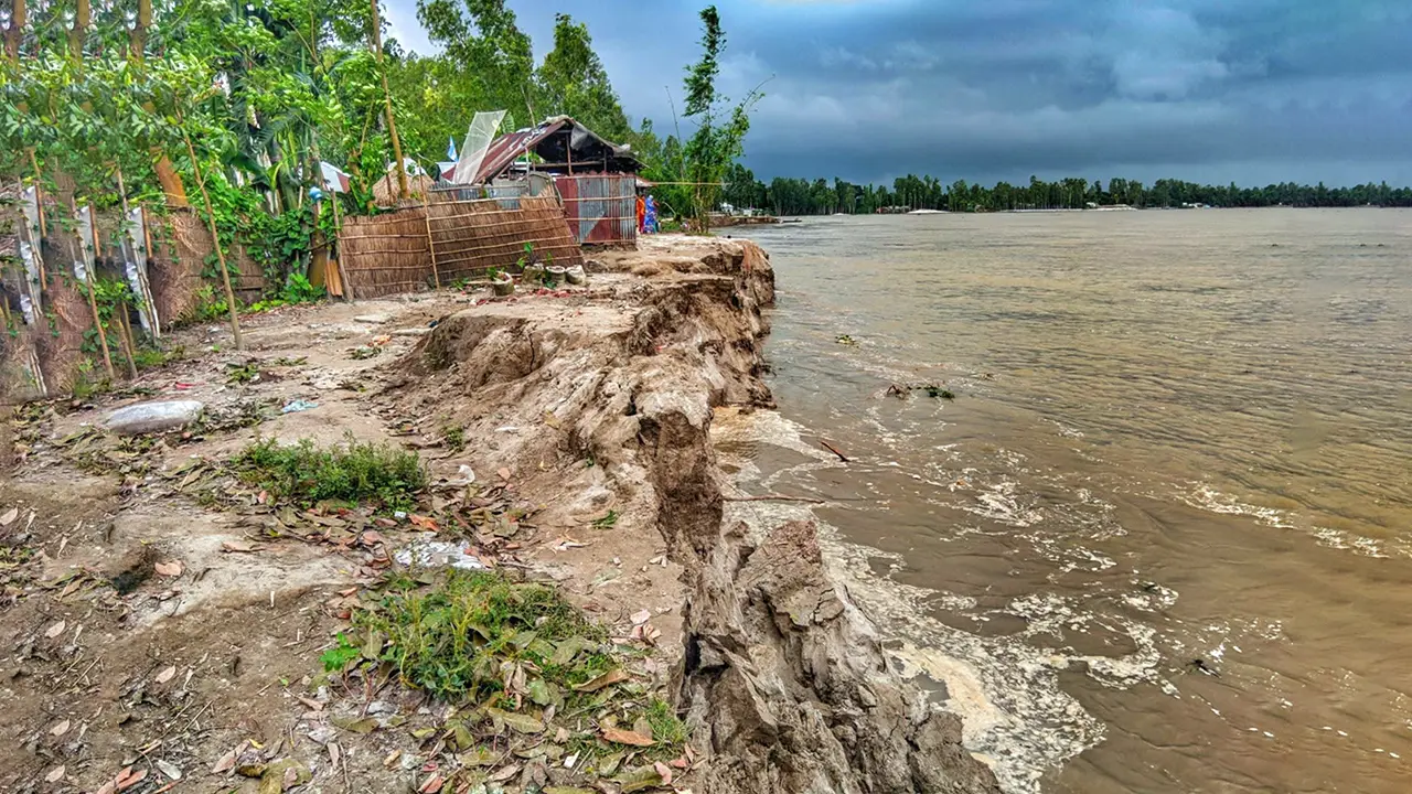 উজানের ঢলে তিস্তায় বাড়ছে পানি, থেমে নেই ভাঙন