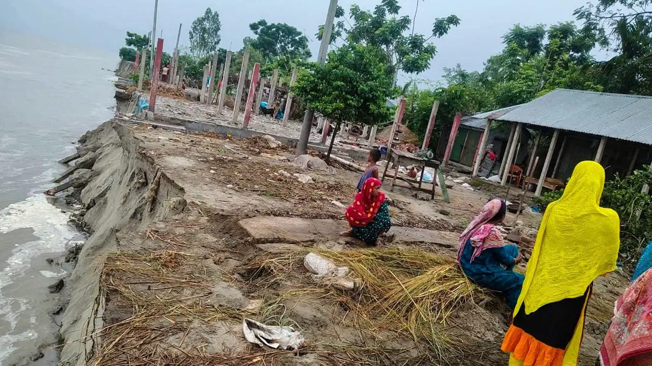 কুড়িগ্রামে ৪ দিনে নদীগর্ভে বিলীন ৬০ বাড়িঘর