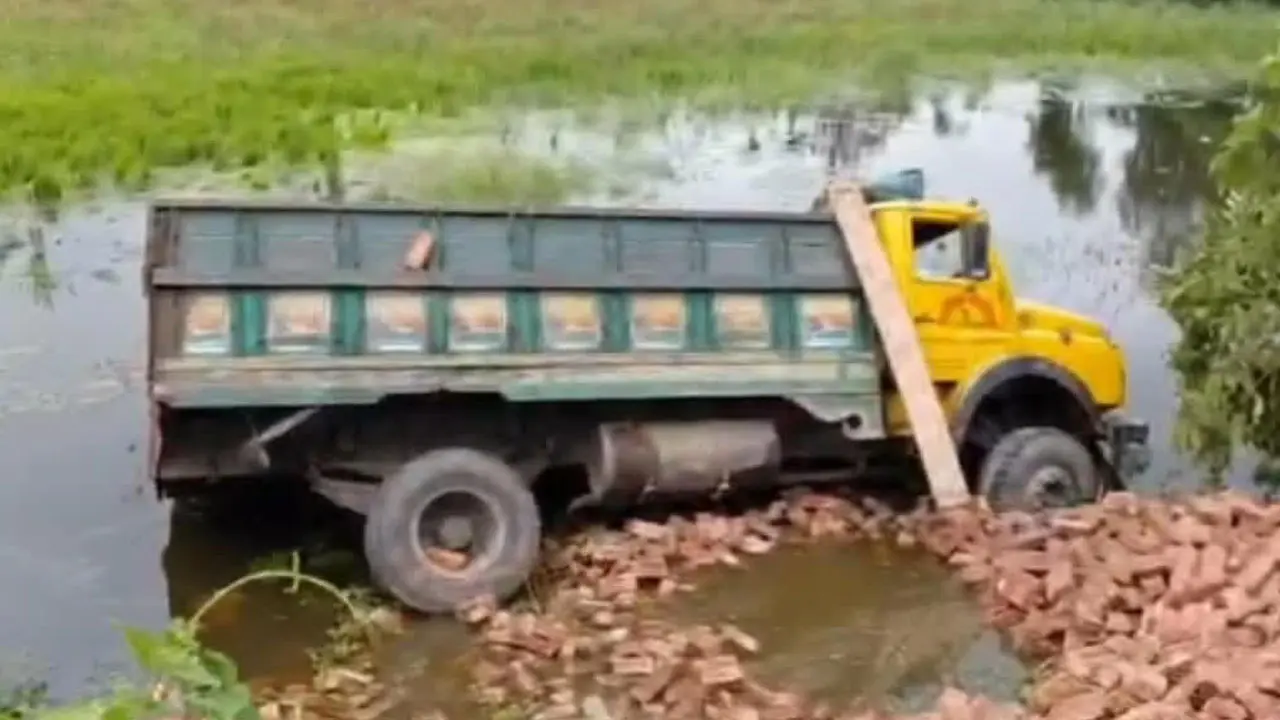ব্রাহ্মণবাড়িয়ায় ইটবোঝাই ট্রাক খাদে পড়ে ২ শ্রমিক নিহত