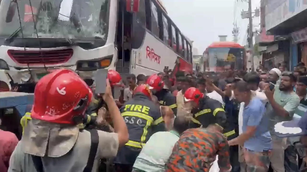 গাজীপুরে অটোরিকশার পেছনে বাসের ধাক্কা, নিহত ২