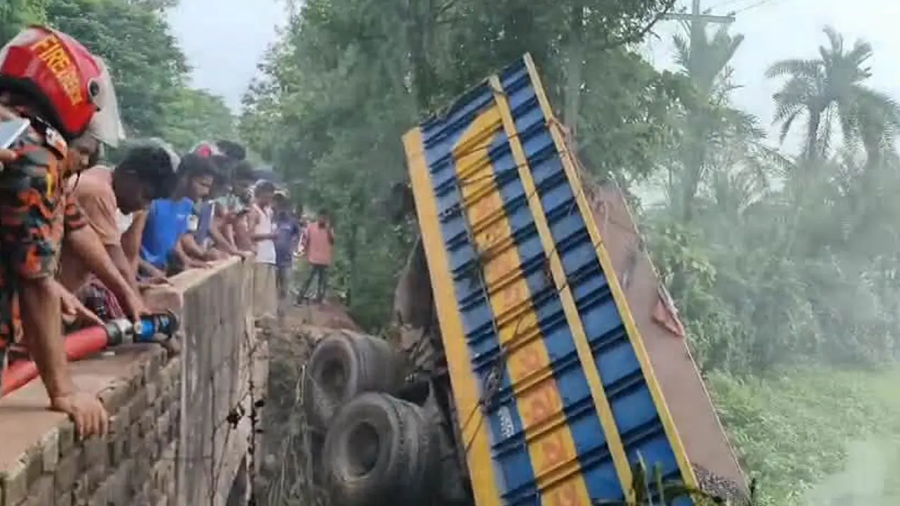 কুষ্টিয়ায় পাথরবোঝাই ট্রাক উল্টে নিহত ২