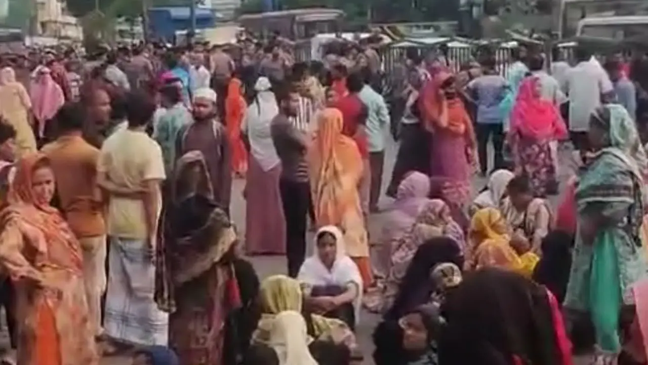 বকেয়া বেতনের দাবিতে মহাখালী-তেজগাঁও সড়ক অবরোধ