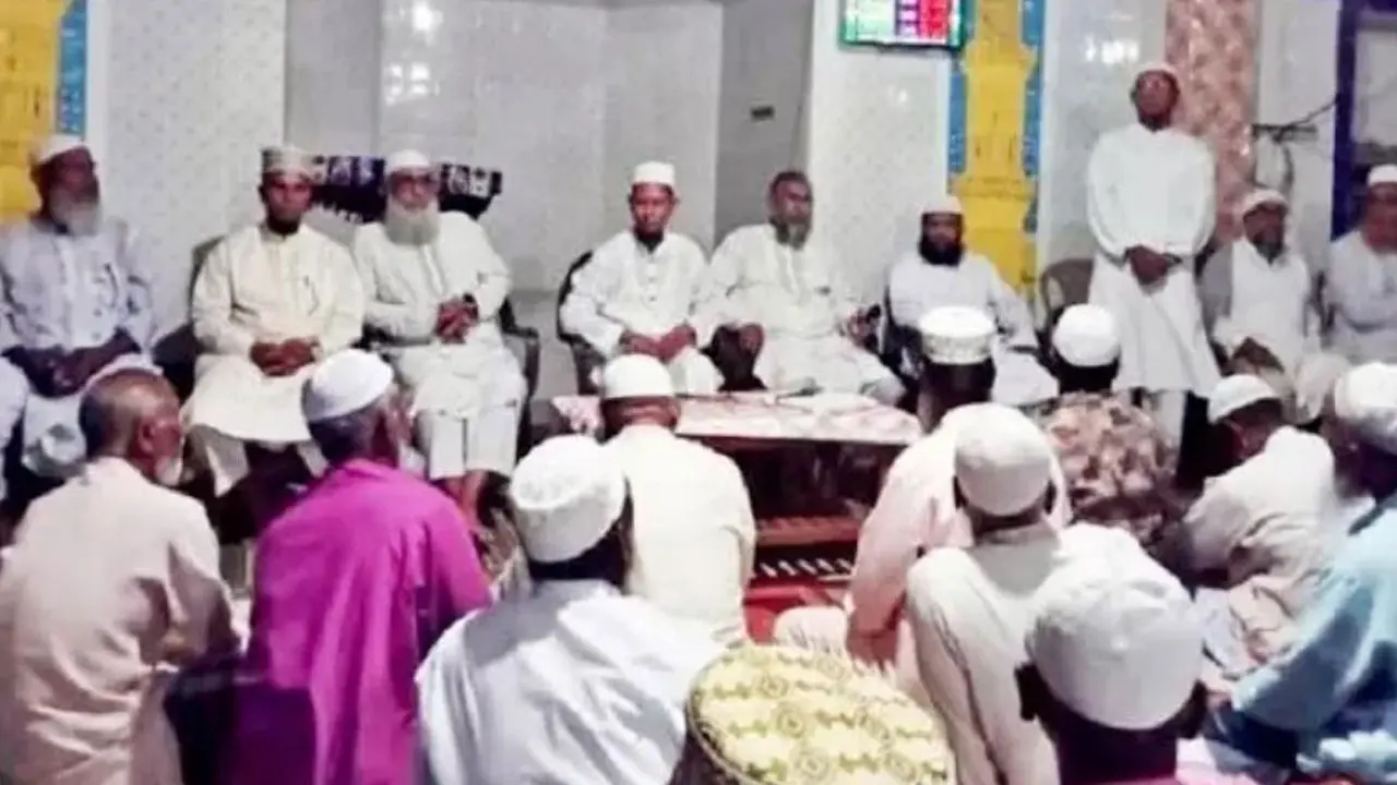 মসজিদের ভেতরে চেয়ার-টেবিল বসিয়ে জামায়াতের সভা