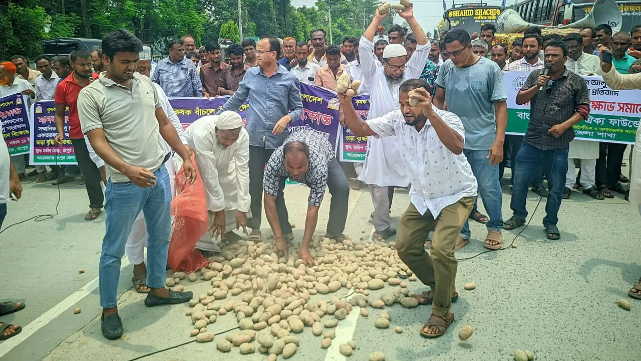 রংপুরে মহাসড়ক অবরোধ, আলু ছিটিয়ে বিক্ষোভ