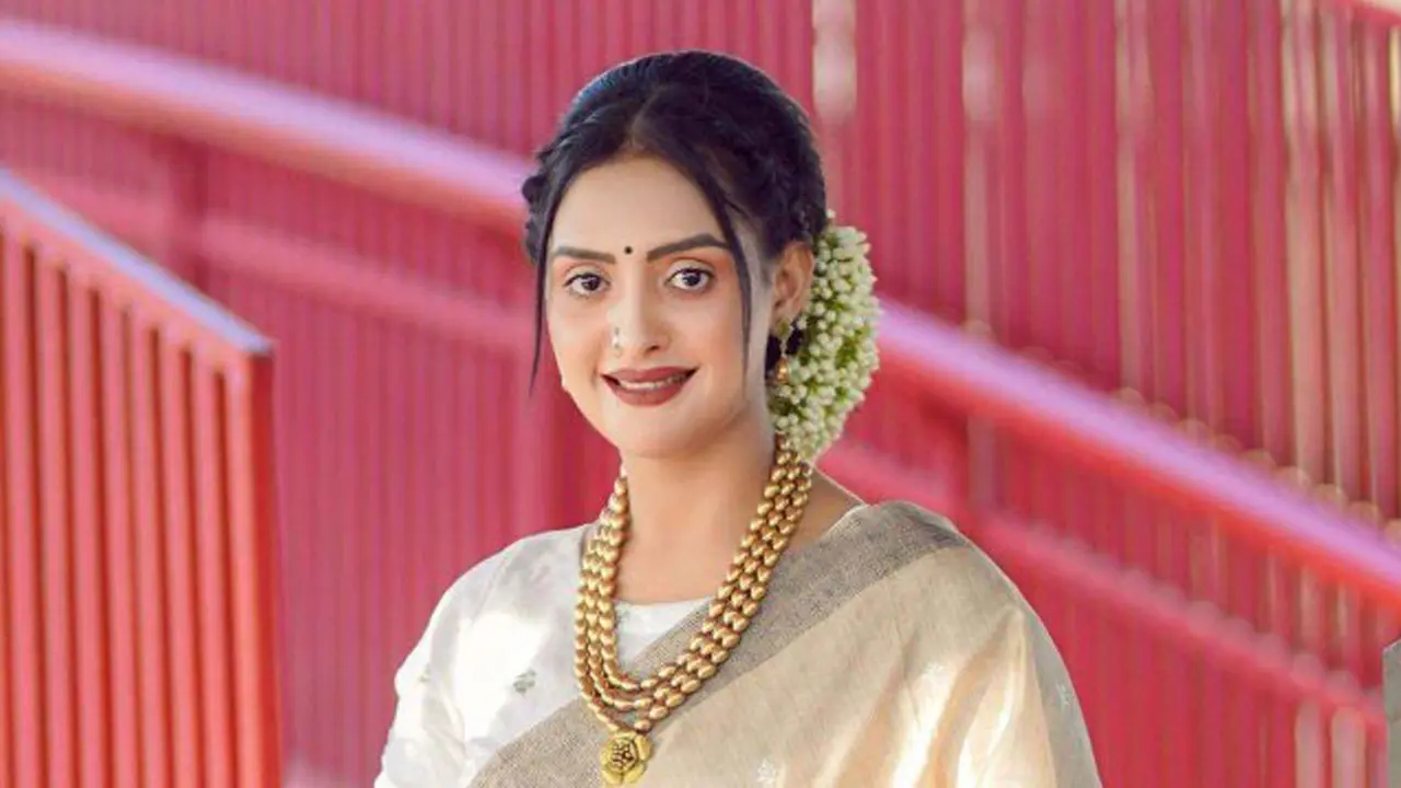 চেক ডিজঅনার : নায়িকা রুবিনা নিঝুমের স্বামীর বিরুদ্ধে মামলা, সমন জারি