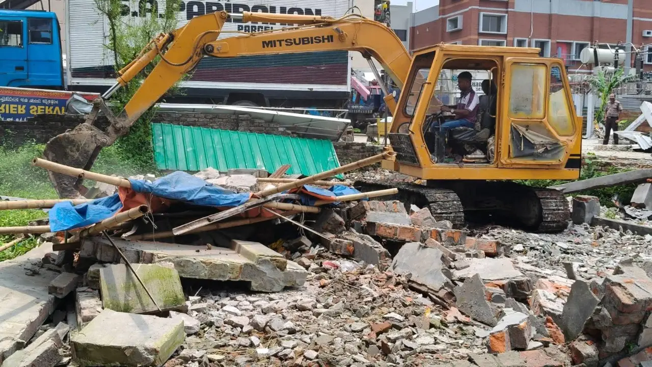 মতিঝিলে জমি দখলমুক্ত করতে রাজউকের অভিযান
