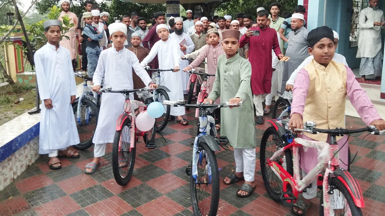টানা ৪১ দিন জামাতে নামাজ, পুরস্কার হিসেবে ৯ শিশু-কিশোর পেল বাইসাইকেল