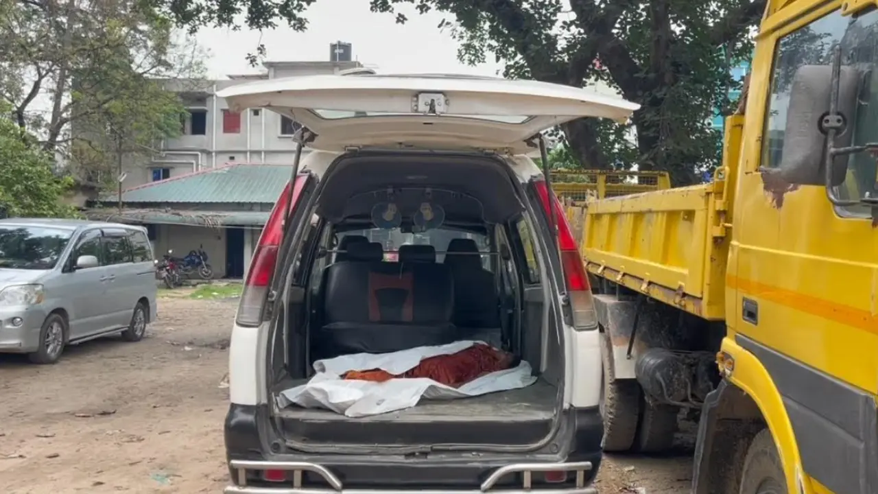 রাতে পরকীয়া প্রেমিকের সঙ্গে বেড়াতে এসে, সকালে মিলল নারীর ঝুলন্ত মরদেহ