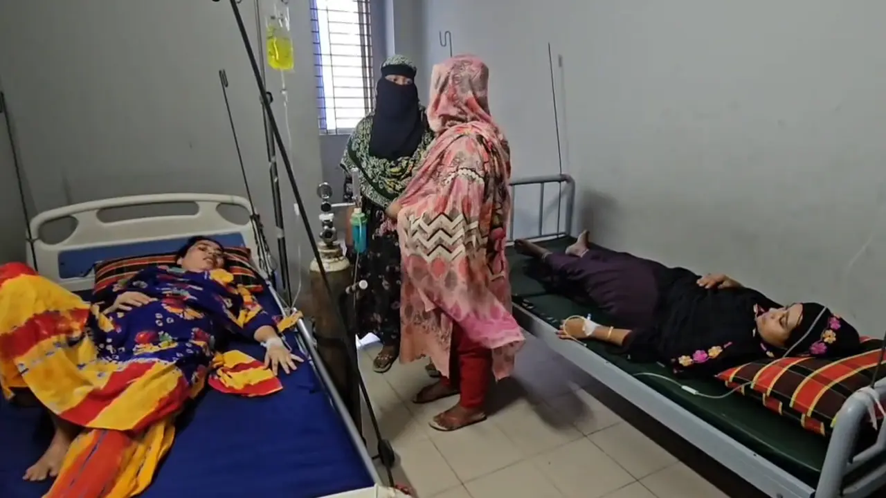 সাভারে কারখানায় হঠাৎ অসুস্থ ২৫ পোশাক শ্রমিক, হাসপাতালে ভর্তি