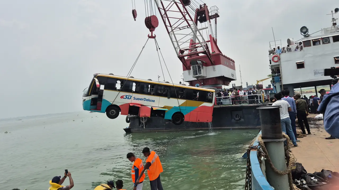 দৌলতদিয়ায় নৌ পুলিশের তৎপরতায় রক্ষা পেল ৪০ যাত্রীর প্রাণ