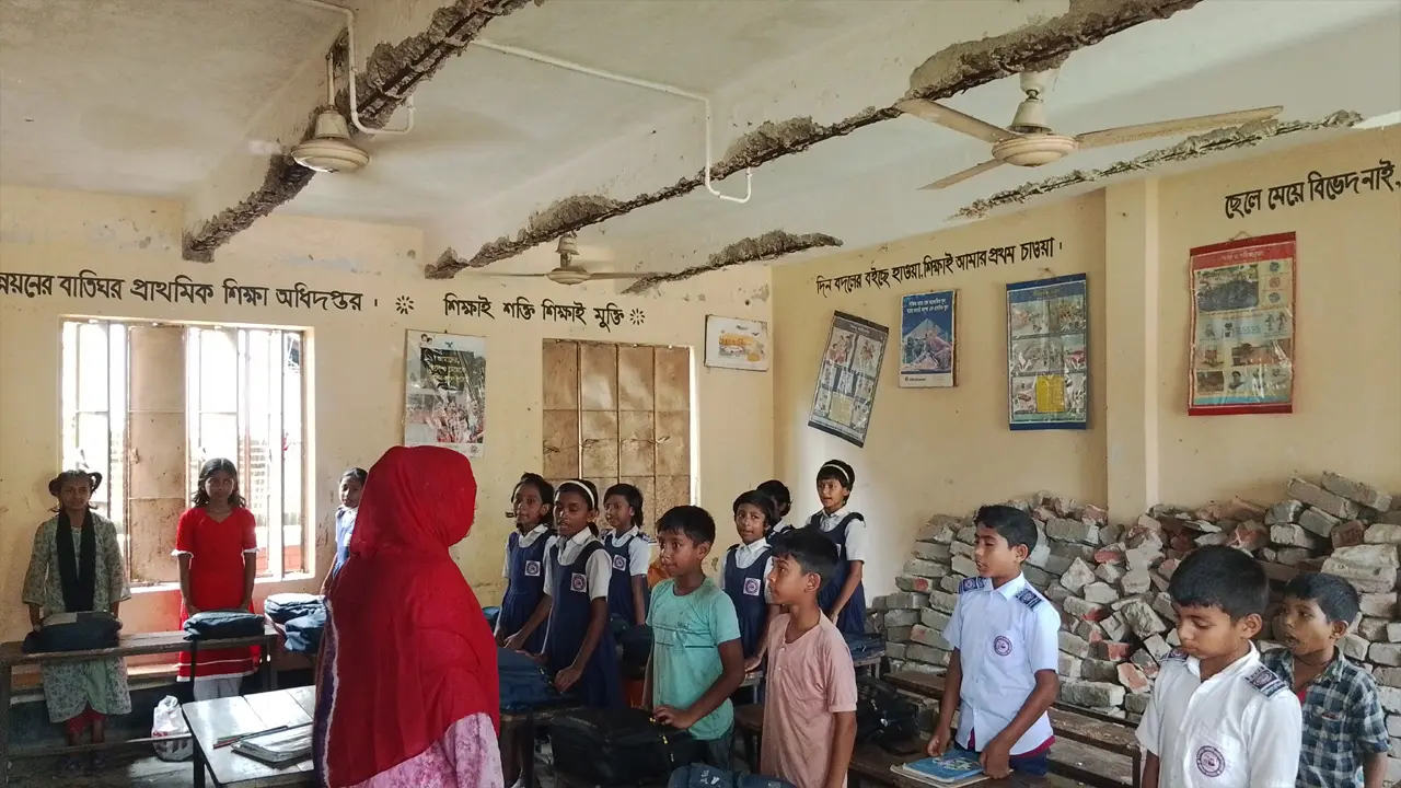ভেঙে পড়তে পারে ছাদ, জীবনের ঝুঁকি নিয়ে ক্লাস করছে শিক্ষার্থীরা