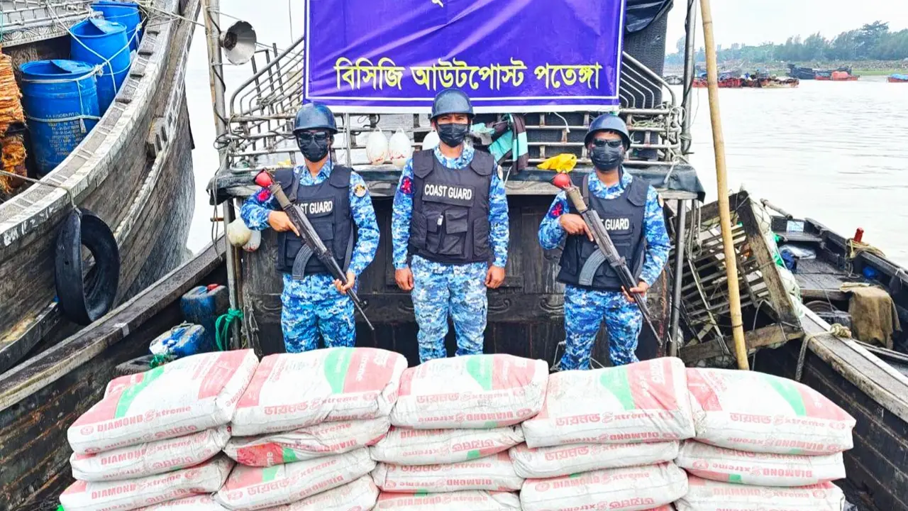 মিয়ানমারে পাচারের সময় ৩০০ বস্তা সিমেন্টসহ ফিশিংবোট জব্দ