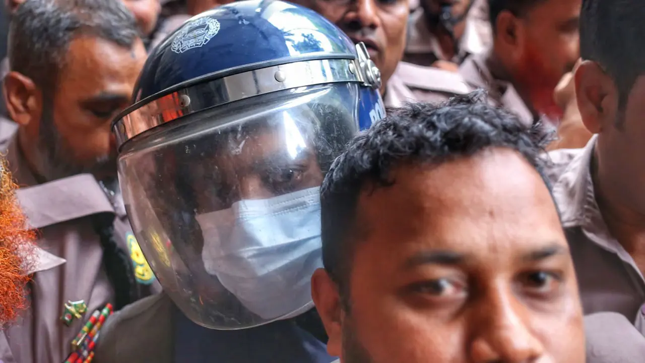 কাঠগড়ায় দাঁড়িয়ে দোয়া পড়ছেন আসামি সোহেল, কাঁদছেন স্বপ্না!