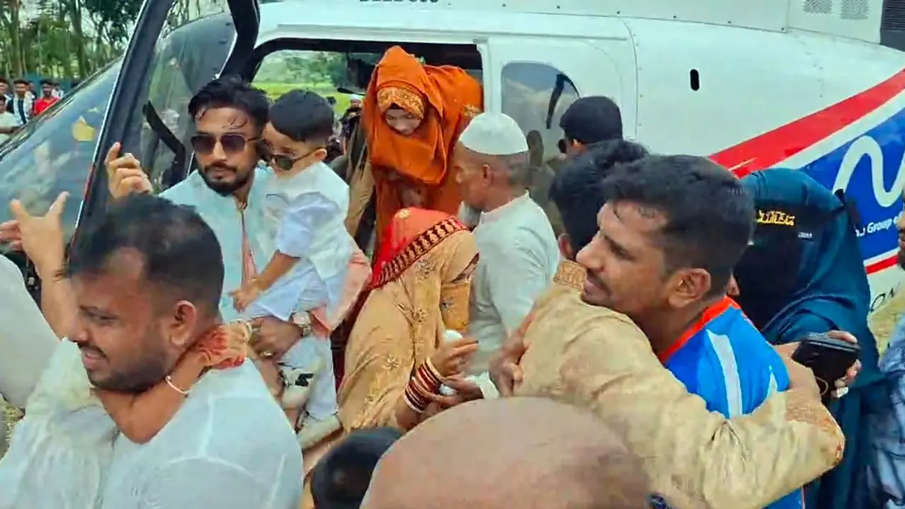 বাবার স্বপ্ন পূরণে হেলিকপ্টারে বউ আনলেন ছেলে