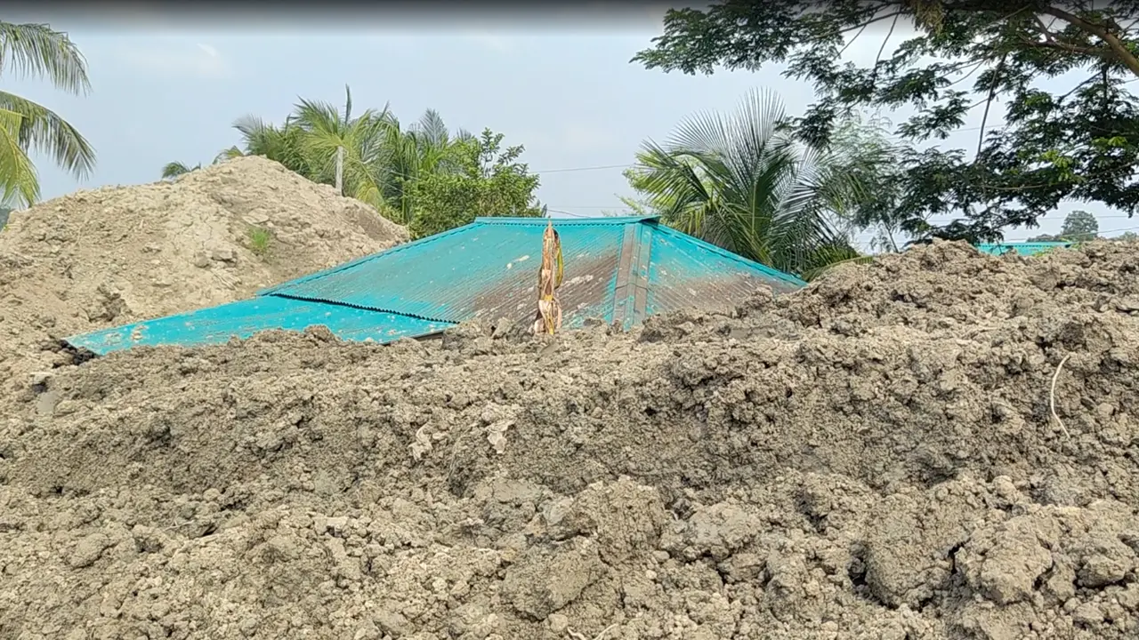 নদী খননের মাটিতে চাপা পড়েছে আশ্রয়ণ প্রকল্পের ঘর, স্বপ্ন ভাঙছে গৃহহীনদের