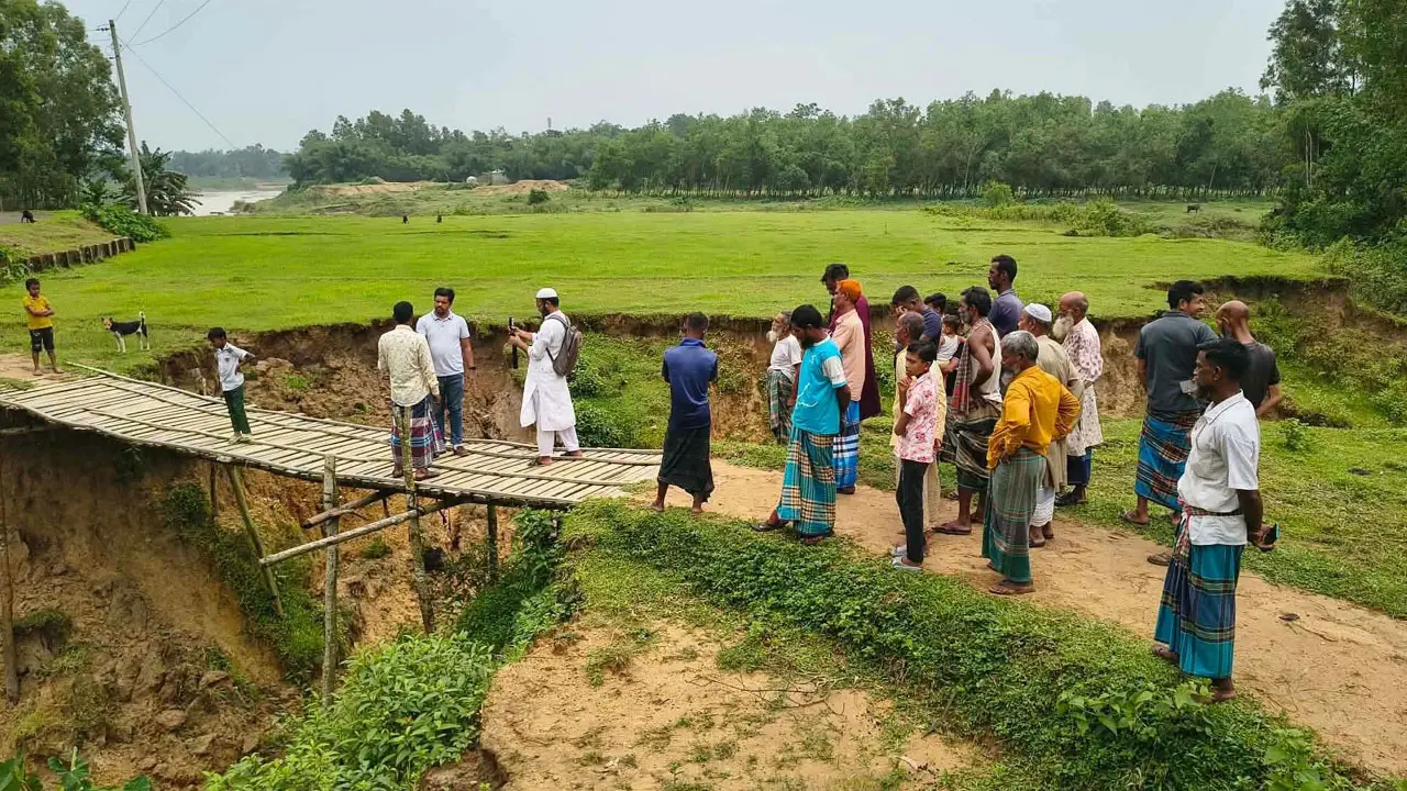 পাহাড়ি ঢলে সড়ক ভেঙে বিচ্ছিন্ন গ্রাম, ভোগান্তিতে হাজারো মানুষ