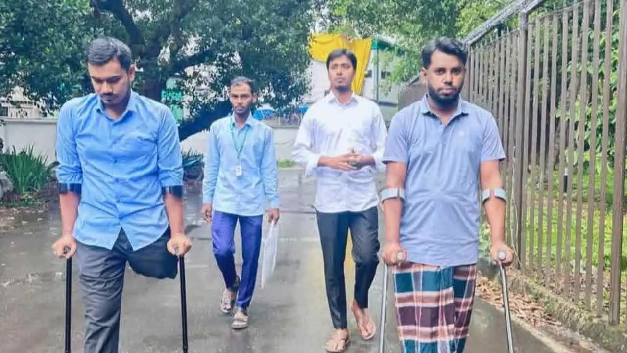 ‘হাঁটুতে বন্দুকের নলের স্পর্শ পাই, আমার পায়েও গুলি করা হয়’