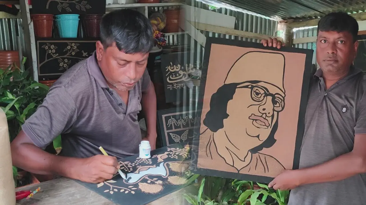 রং-তুলি নয়, ঘুণের গুঁড়াতেই আঁকেন জীবনের ছবি