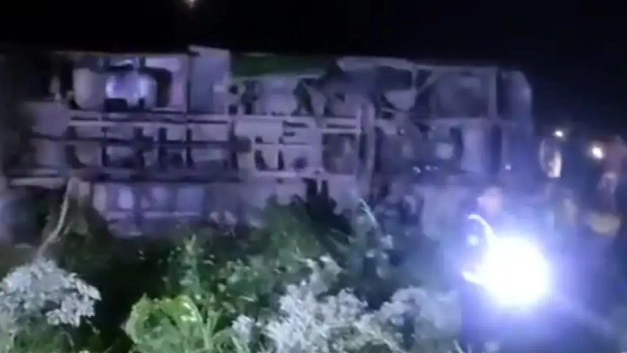 সিরাজগঞ্জে নিয়ন্ত্রণ হারিয়ে যাত্রীবাহী বাস খাদে, আহত ১০
