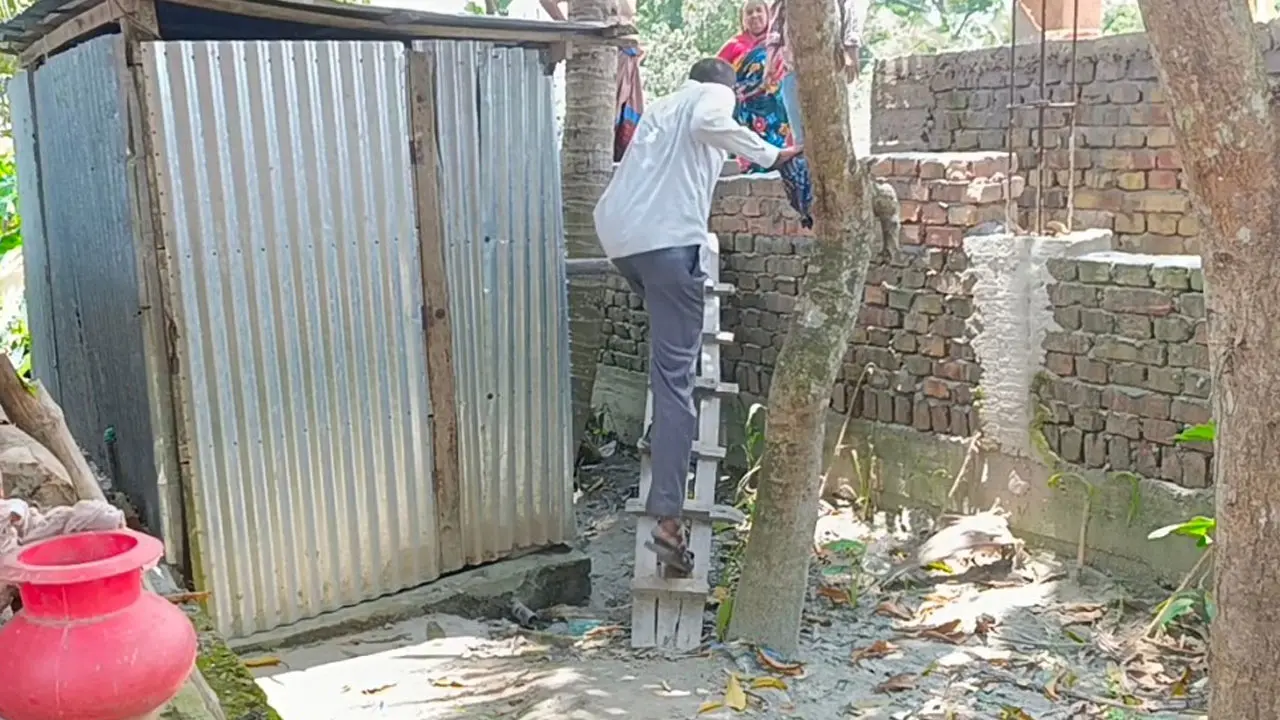 প্রতিবেশীর দেওয়ালে বন্দি এক পরিবার, মই বেয়ে চলাচল