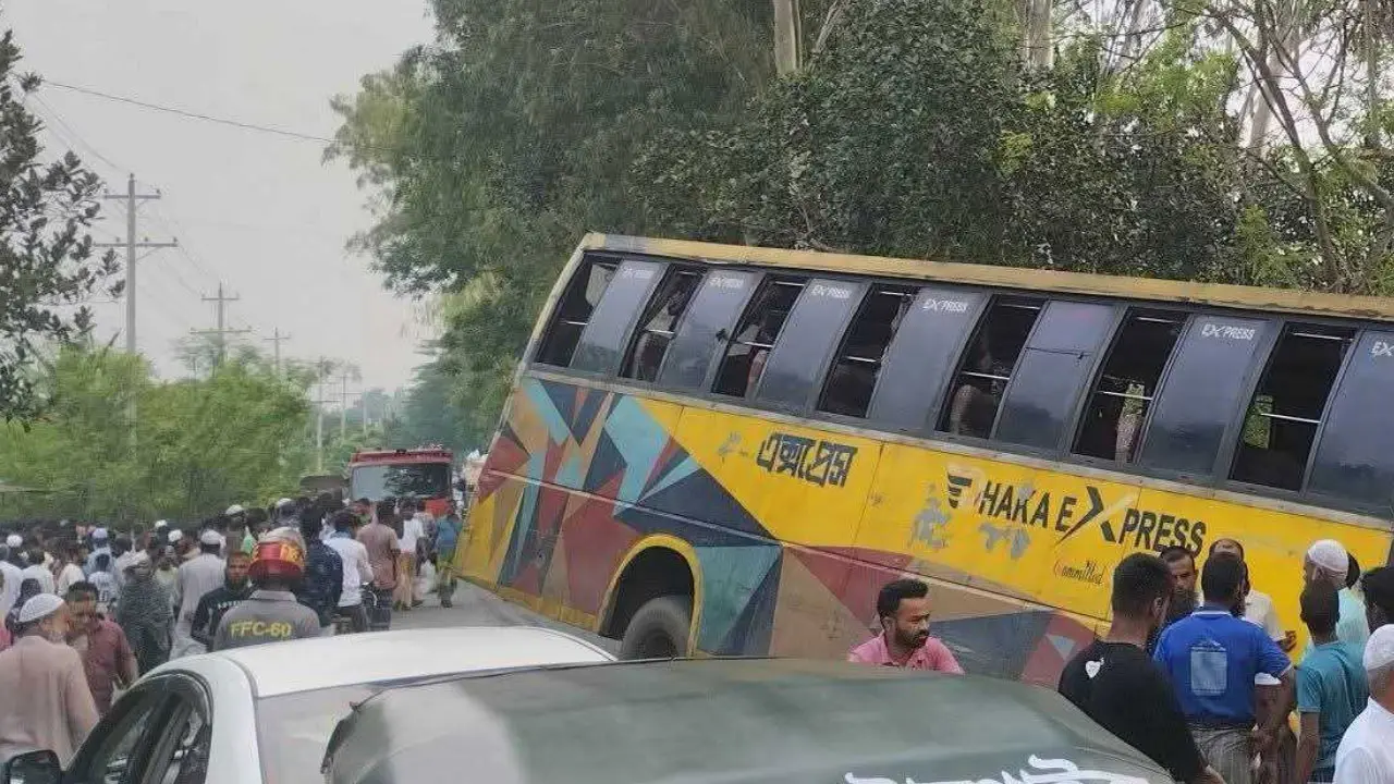 এক্সেল ভেঙে সড়কের মাঝে অটোভ্যান, বাসচাপায় স্বামী-স্ত্রীসহ নিহত ৩