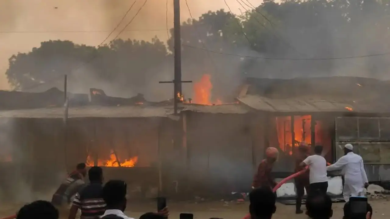 সিরাজগঞ্জে আগুনে পুড়ল ৭ দোকান