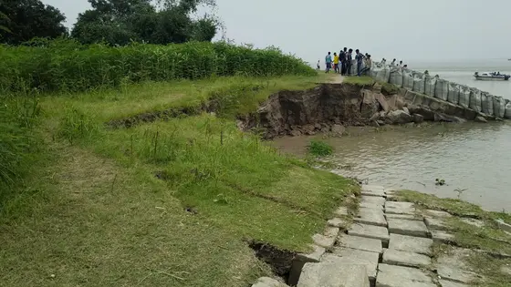 সিরাজগঞ্জে যমুনার পানি বৃদ্ধিতে ধসে পড়েছে বাঁধের অংশ, ভাঙন আতঙ্ক