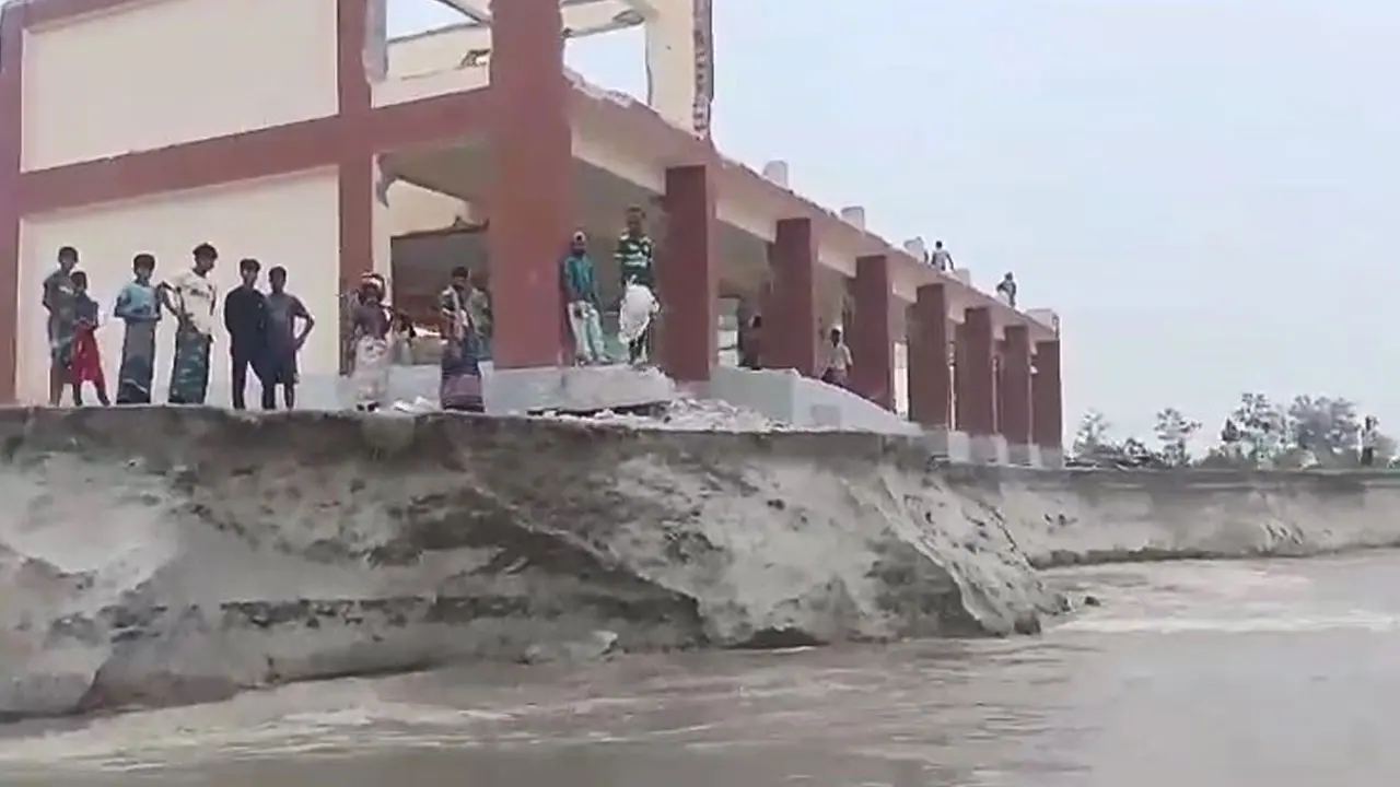 ভাঙন আতঙ্কে যমুনাপাড়ের মানুষ, নদীগর্ভে বিলীনের পথে স্কুল