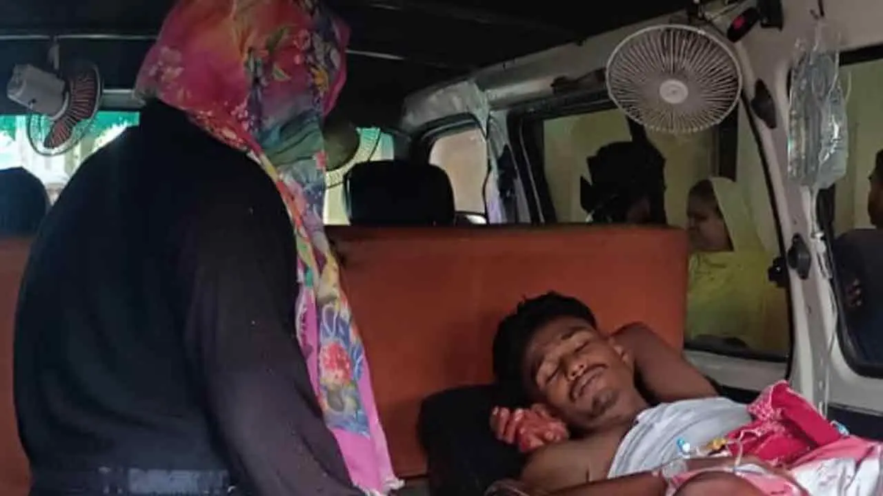 পাওনা টাকা নিয়ে বিরোধ : আনোয়ারায় দিনদুপুরে যুবককে ছুরিকাঘাত