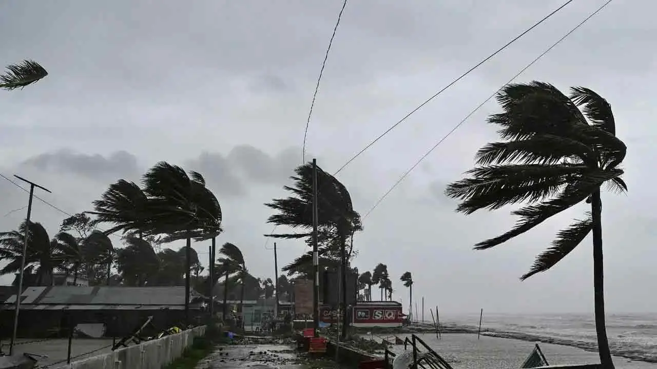 দেশের ১৪ অঞ্চলে ঝড়ের আভাস, নদীবন্দরে ২ নম্বর সংকেত
