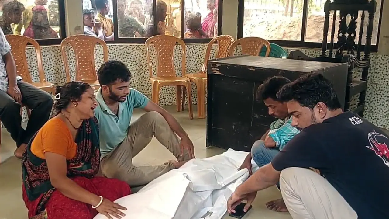 টাঙ্গুয়ার হাওরে হাউসবোটের চলন্ত ইঞ্জিনের ওপর পড়ে শিশুর মৃত্যু