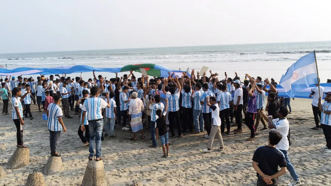 নীল-সাদার উন্মাদনায় মুখর টেকনাফ