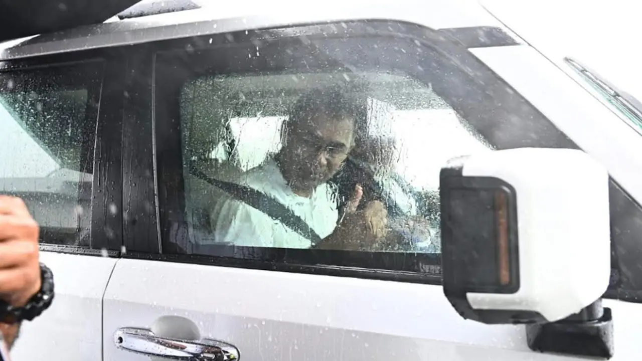কক্সবাজারে নেমেই স্বরাষ্ট্রমন্ত্রীকে পাশে বসিয়ে গাড়ি চালালেন প্রধানমন্ত্রী